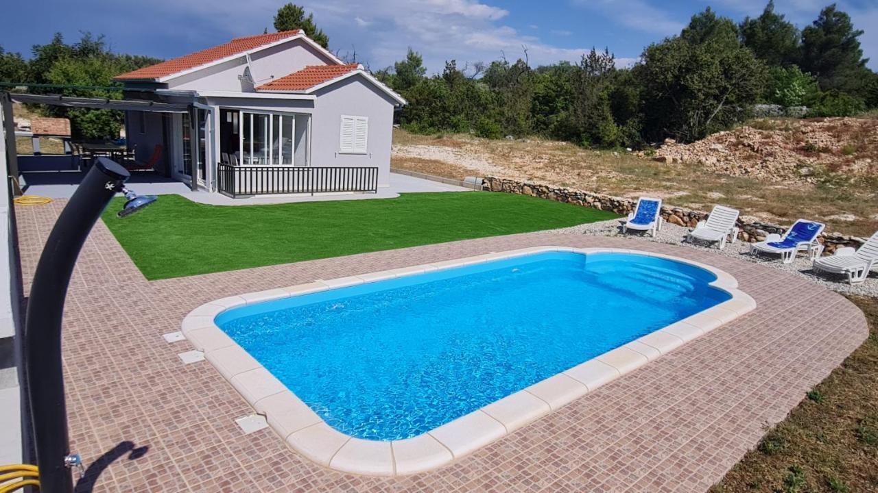 Willa Nane Garden House With Heated Pool Mirce Zewnętrze zdjęcie